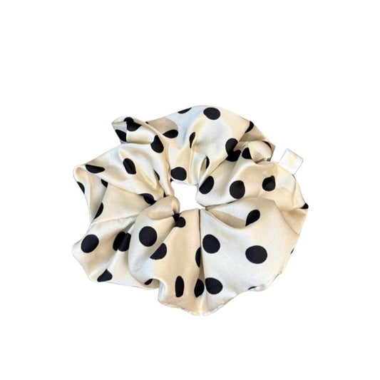 Dottie blends playful charm with everyday polish in a soft satin finish that’s gentle on your hair. Designed in a classic black-and-cream polka dot print, it adds personality to any look