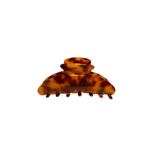 Leo is the statement claw clip designed for bold hair days. Its tortoiseshell finish and durable grip make it perfect for securing your style while adding a warm, golden touch. Confident, versatile, and timeless, just like the sign it’s named after