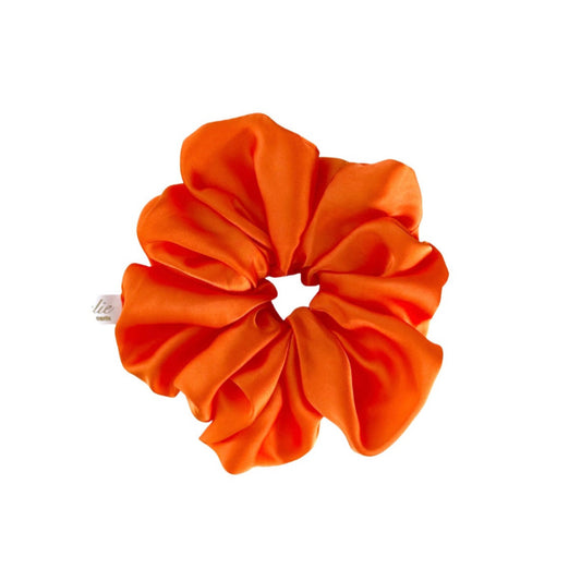Tangerine is the pop of color your hair game has been waiting for. Crafted from smooth satin to protect against breakage and creasing, it offers a secure yet gentle hold for any style. From sunny days to chic nights out, Tangerine brings a fresh burst of energy to every look